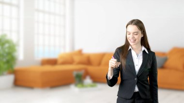 Genç iş kadını iç arka plan üzerinde