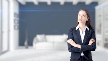 Genç iş kadını iç arka plan üzerinde
