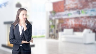 Genç iş kadını iç arka plan üzerinde