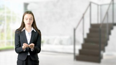 Genç iş kadını iç arka plan üzerinde