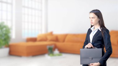 Genç iş kadını iç arka plan üzerinde