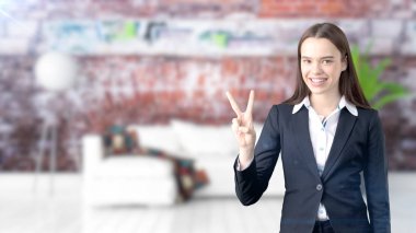 Genç iş kadını iç arka plan üzerinde