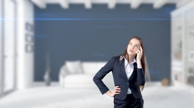 Genç iş kadını iç arka plan üzerinde