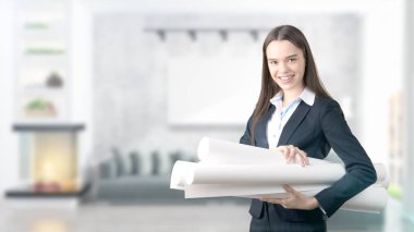 Genç iş kadını iç arka plan üzerinde