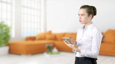 Genç iş kadını iç arka plan üzerinde