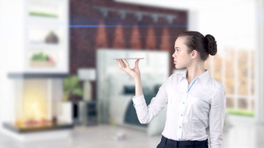 Genç iş kadını iç arka plan üzerinde