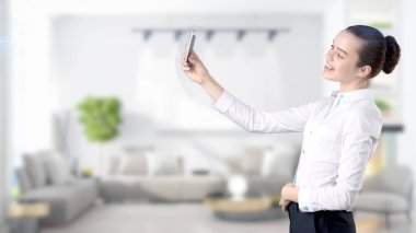 Genç iş kadını iç arka plan üzerinde