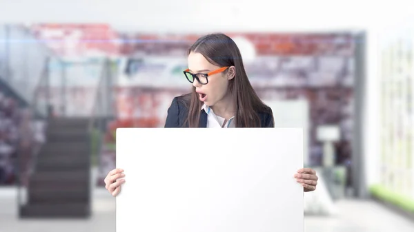 Jovem mulher de negócios sobre fundo interior — Fotografia de Stock