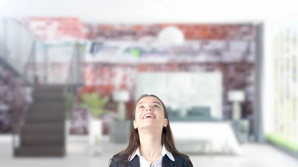 Joven mujer de negocios sobre fondo interior —  Fotos de Stock