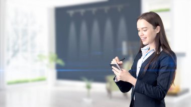 Genç iş kadını iç arka plan üzerinde