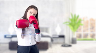 Genç iş kadını iç arka plan üzerinde