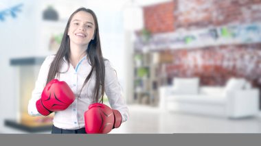 Genç iş kadını iç arka plan üzerinde