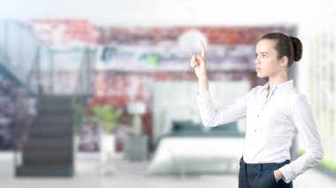 Genç iş kadını iç arka plan üzerinde