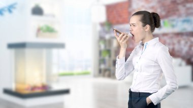 Genç iş kadını iç arka plan üzerinde