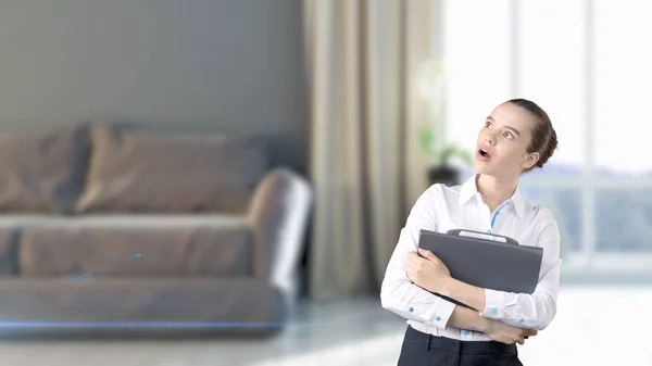 Jeune belle femme d'affaires et designer créatif debout sur fond bleu intérieur — Photo