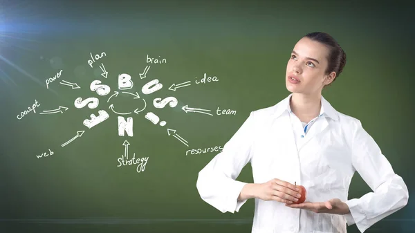 Hermosa doctora de uniforme. Estudio pintado de fondo. Concepto de asistencia sanitaria rentable . — Foto de Stock