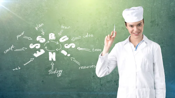 Bella dottoressa in uniforme. Studio dipinto sfondo. Concetto di assistenza sanitaria redditizia . — Foto Stock