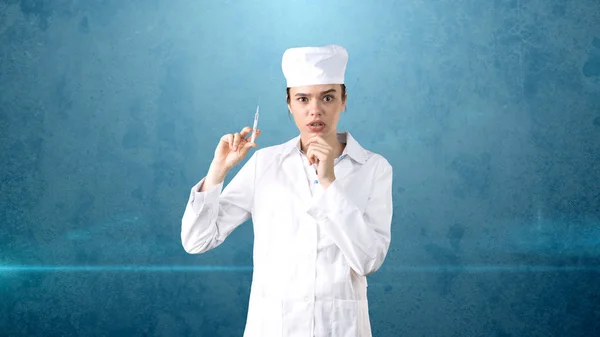 Bella dottoressa in uniforme. Studio dipinto sfondo. Concetto di assistenza sanitaria redditizia . — Foto Stock