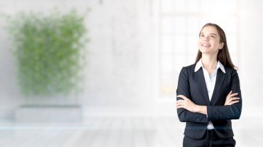 Genç iş kadını iç arka plan üzerinde