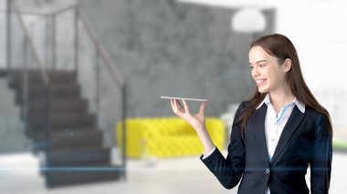 Genç iş kadını iç arka plan üzerinde