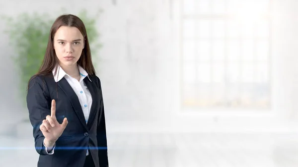 Joven mujer de negocios sobre fondo interior —  Fotos de Stock