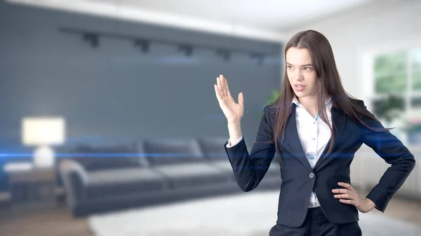 Jeune belle femme d'affaires et designer créatif debout sur fond bleu intérieur — Photo