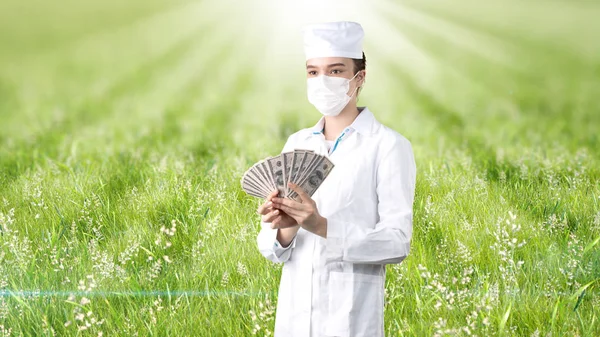 Bella dottoressa in uniforme. Studio dipinto sfondo. Concetto di assistenza sanitaria redditizia . — Foto Stock