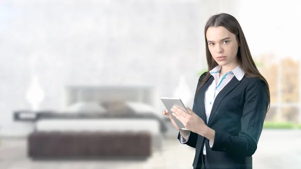 Joven mujer de negocios sobre fondo interior — Foto de Stock