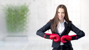 Genç iş kadını iç arka plan üzerinde