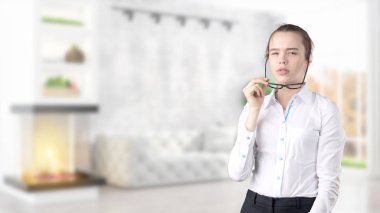 Genç iş kadını iç arka plan üzerinde