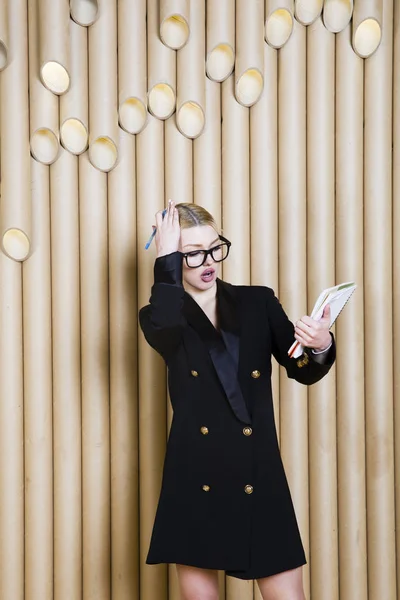 Hermosa mujer de negocios rubia sorprendida en vestido negro y gafas . —  Fotos de Stock