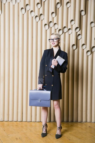 Bella donna d'affari bionda stupita in abito nero e occhiali . — Foto Stock