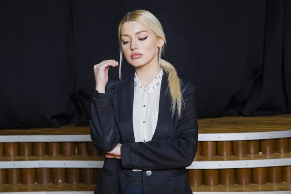 Vacker blond affärskvinna med uppsvullna läppar på loft kontor i kostym. Affärsidé. — Stockfoto