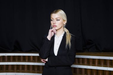 Güzel sarışın işkadını loft ofisinde elbiseli kabarık dudaklı. İş kavramı.