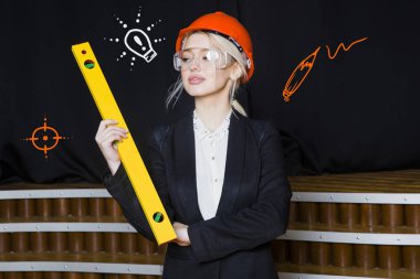 Güzellik sarışın işkadını Tasarımcısı veya mimar kadrosu ile başlangıç kroki üzerine beton duvarla karşı duruyor