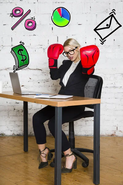 Retrato de una hermosa joven mujer de negocios con una camisa blanca y traje negro y pensamiento. Concepto empresarial . —  Fotos de Stock