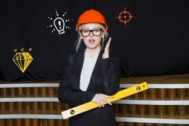 Güzellik sarışın işkadını Tasarımcısı veya mimar kadrosu ile başlangıç kroki üzerine beton duvarla karşı duruyor