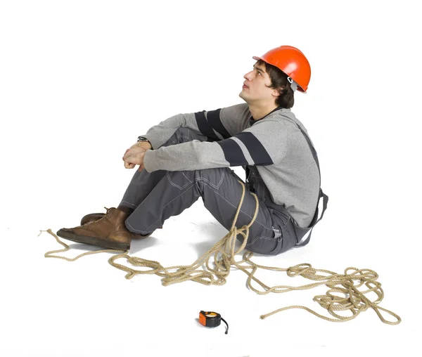 Молодий працівник у сірій формі зв'язаний мотузкою на білому ізольованому фоні . — стокове фото