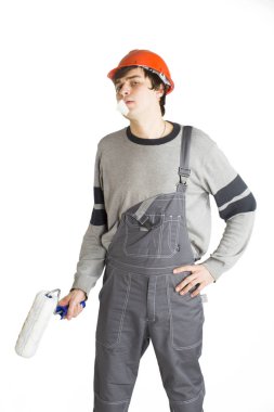 Gri ve bant ile turuncu zor kask adam ağzına işçi içinde genç bir adam. Beyaz arka plan üzerinde izole.