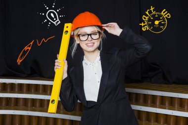 Güzellik sarışın işkadını Tasarımcısı veya mimar kadrosu ile başlangıç kroki üzerine beton duvarla karşı duruyor