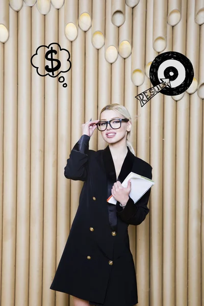 Pensando donna guardando il segno di soldi in bolla e schizzo bersaglio. Concetto di denaro su sfondo di design con lampade . — Foto Stock