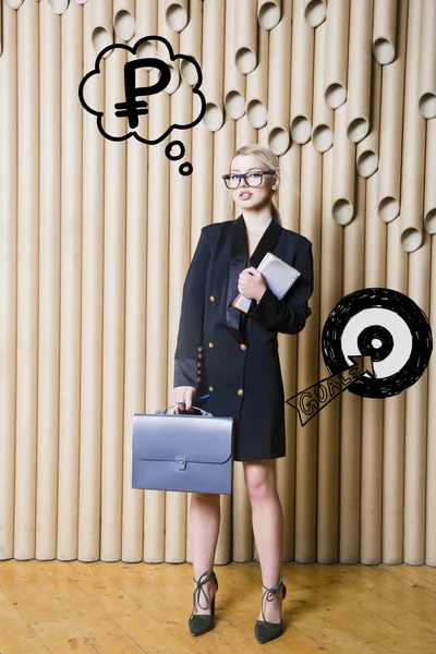 Denkende Frau, die auf Geldzeichen in Blase aufschaut und Zielscheibe skizziert. Geld-Konzept auf Design-Hintergrund mit Lampen. — Stockfoto