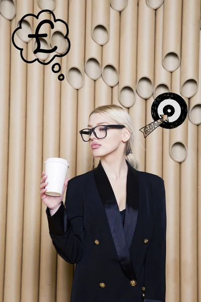 Mujer pensante mirando hacia arriba en señal de dinero en burbuja y bosquejo objetivo. Concepto de dinero sobre fondo de diseño con lámparas . —  Fotos de Stock