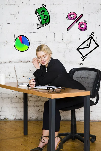 Retrato de una hermosa joven mujer de negocios con una camisa blanca y traje negro y pensamiento. Concepto empresarial . —  Fotos de Stock