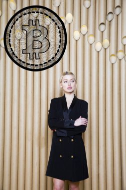 Ayakta bitcoin kroki yakınındaki gösterilen güzel sarışın bir kadın. Sanal para veya btc ezmek kavramı. Cryptocurrency.