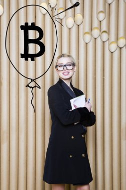 Ayakta bitcoin kroki yakınındaki gösterilen güzel sarışın bir kadın. Sanal para veya btc ezmek kavramı. Cryptocurrency.