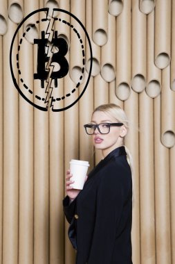 Ayakta bitcoin kroki yakınındaki gösterilen güzel sarışın bir kadın. Sanal para veya btc ezmek kavramı. Cryptocurrency.