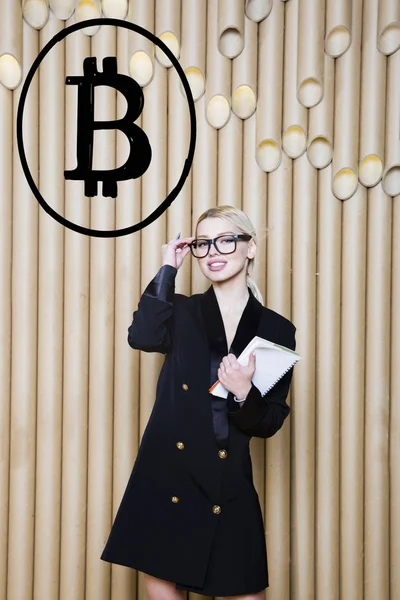 Vacker blond kvinna visar stående nära bitcoin skiss. Virtuella pengar eller btc crush-konceptet. Kryptovaluta. — Stockfoto