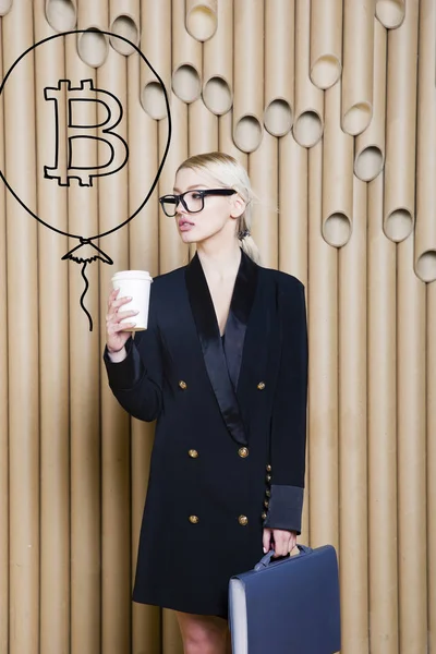 Όμορφη ξανθιά γυναίκα δείχνει στέκεται κοντά σε bitcoin σκίτσο. Εικονικά χρήματα ή btc έννοια φλερτ. Κρυπτονόμισμα. — Φωτογραφία Αρχείου