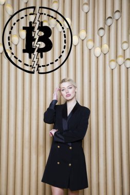 Ayakta bitcoin kroki yakınındaki gösterilen güzel sarışın bir kadın. Sanal para veya btc ezmek kavramı. Cryptocurrency.